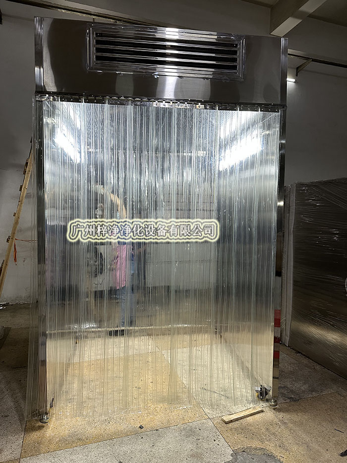 潔凈采樣車(chē)工作原理是從室內(nèi)空氣經(jīng)過(guò)初效過(guò)濾器、高效過(guò)濾器出風(fēng)的形式達(dá)到高潔凈度的工作環(huán)境，是一種垂直流局部空氣凈化裝置。