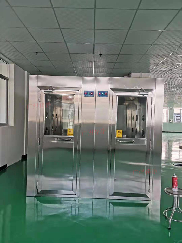 風(fēng)淋室主要功能是確保工作人員在進入潔凈區(qū)前，通過吹淋去除身上的塵埃和微粒。