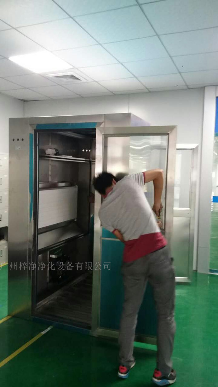 在計劃安裝風(fēng)淋室的位置用粉筆或標記筆進行清晰標記