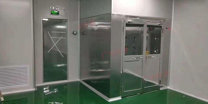 風(fēng)淋室通過高速氣流對人員或物品進(jìn)行吹淋